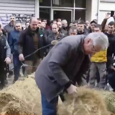 Αγρότες απέκλεισαν το γραφείο του Τσιάρα