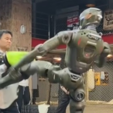 Ρομπότ κλωτσά τον CEO της εταιρείας που το κατασκεύασε