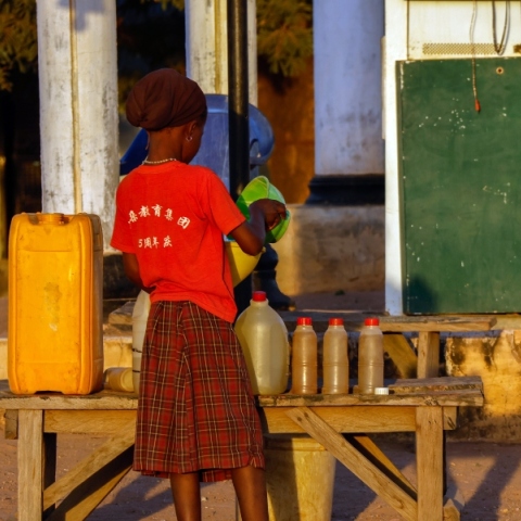 Ένα νεαρό κορίτσι πουλάει βενζίνη στη Νιγηρία
