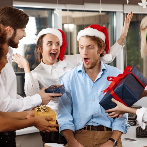 White Elephant: Η ανατρεπτική ιδέα που μπορεί να αντικαταστήσει το Secret Santa φέτος τα Χριστούγεννα