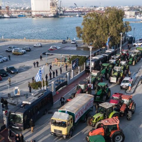 Μπλόκα αγροτών: Έφτασαν τα τρακτέρ στον Βόλο - Σχεδιάζουν τον αποκλεισμό του λιμανιού