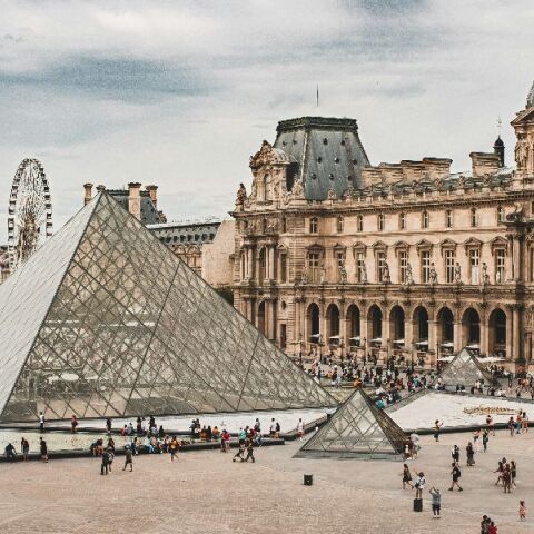 Ληστεία στο Λούβρο: Οι δράστες ξέφυγαν από τους αστυνομικούς για 30 δευτερόλεπτα