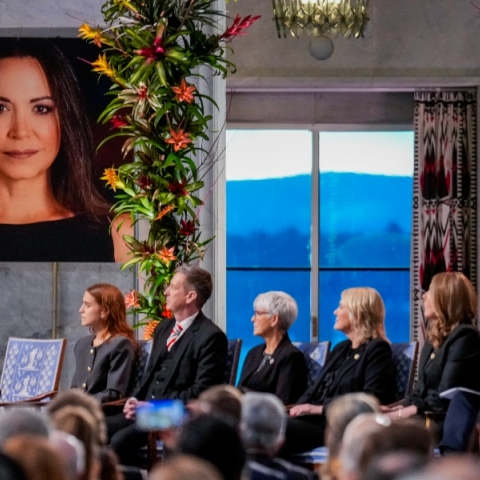 Μια φωτογραφία της βραβευμένης με Νόμπελ Ειρήνης Μαρία Κορίνα Ματσάντο κατά τη διάρκεια της τελετής απονομής του Νόμπελ Ειρήνης στο Δημαρχείο του Όσλο, Νορβηγία