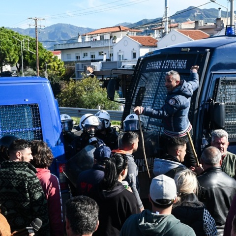 Ένταση στην Πάτρα: Μπλόκο της αστυνομίας στους αγρότες στο Ρίο-Αντίρριο - Έπεσαν χημικά και κρότου λάμψης