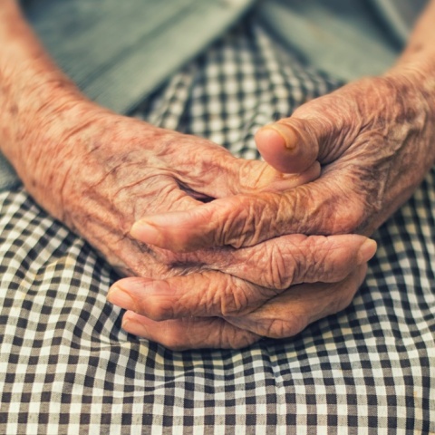 Χέρια ηλικιωμένης