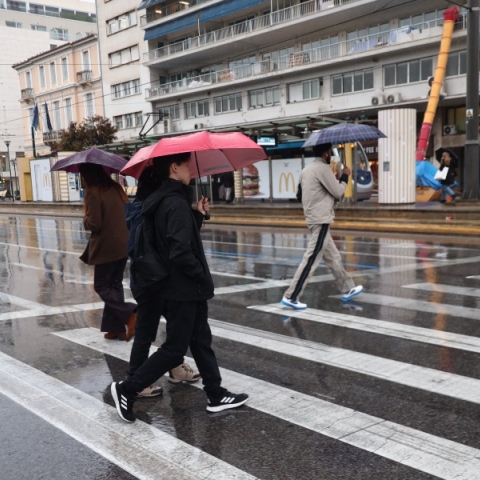 Καιρός, περαστικοι, βροχη