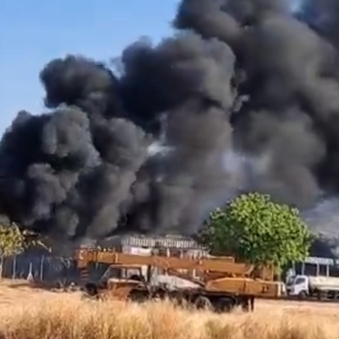 εκρηξη, καπνοι, σπιτια, βουνα