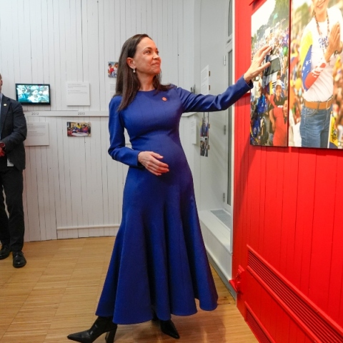 Η βραβευμένη με Νόμπελ Ειρήνης Μαρία Κορίνα Ματσάδο στα εγκαίνια της επίσημης έκθεσης για το Βραβείο Ειρήνης στο Κέντρο Νόμπελ Ειρήνης στο Όσλο της Νορβηγίας