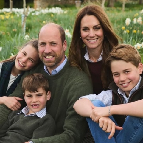 Τρυφερές οικογενειακές στιγμές - Η χριστουγεννιάτικη κάρτα του Ουίλιαμ και της Κέιτ Μίντλετον για το 2025