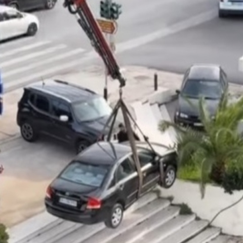 Viral έγινε το αυτοκίνητο που σήκωσαν με ιμάντες για παράνομο παρκάρισμα
