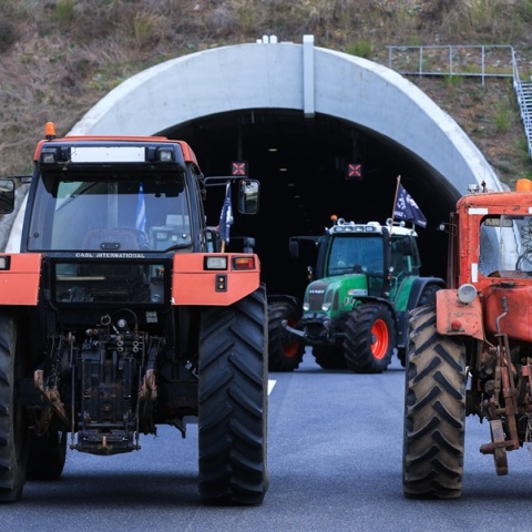 Οι αγρότες έκλεισαν τις σήραγγες στα Τέμπη – Η αστυνομία απαγόρευσε τη διέλευση και για ΙΧ