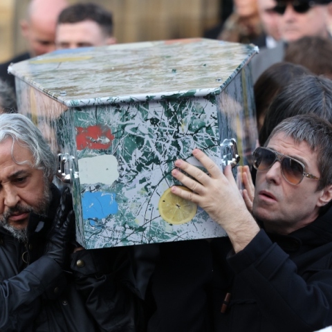 Ο Λίαμ Γκάλαχερ κουβάλησε το φέρετρο του Γκάρι Mάουνφιλντ των Stone Roses στην κηδεία του