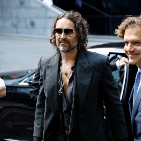 Ο Ράσελ Μπραντ στο Δικαστήριο του Σάουθγουορκ 