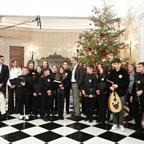 Ο Κυριάκος Μητσοτάκης άκουσε τα κάλαντα των Χριστουγέννων από μαθητές του Μουσικού Σχολείου Αλίμου