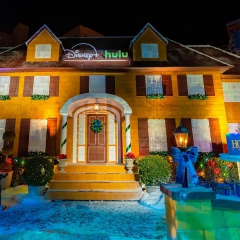 Γιγάντιο σπίτι της ταινίας «Home Alone» από τζίντζερμπρεντ στο Λος Άντζελες