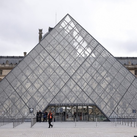 Μουσείο Λούβρου: Τοποθετήθηκαν κάγκελα ασφαλείας στο μπαλκόνι της ιστορικής ληστείας 