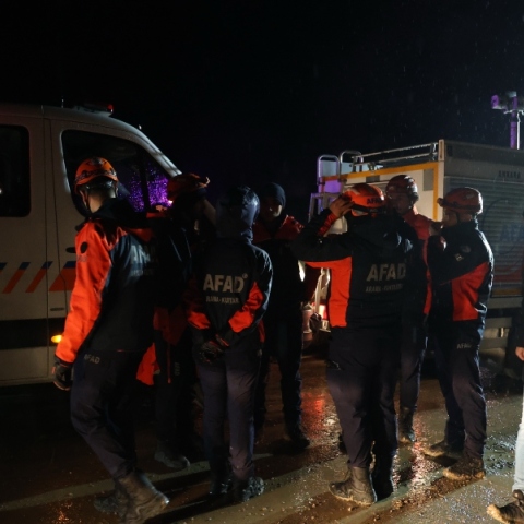 Σωστικά συνεργεία προσπαθούν να απεγκλωβίσουν επιζώντες