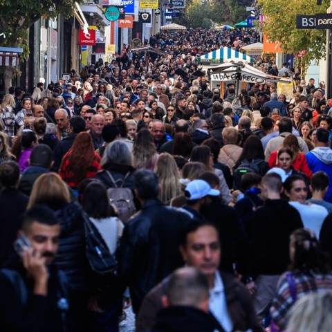 Εορταστικό ωράριο: Πώς θα λειτουργήσουν καταστήματα την Κυριακή και τις τελευταίες ημέρες του 2025