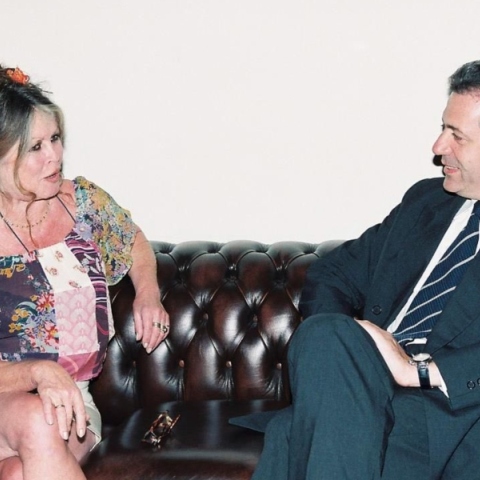 Ο Αβραμόπουλος αποχαιρετά τη Μπριζίτ Μπαρντό