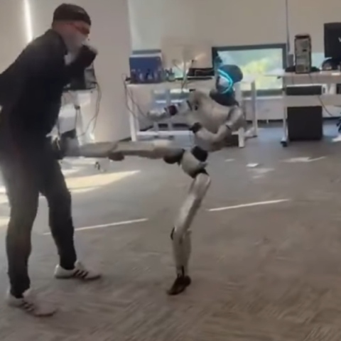 ρομπότ κλωτσάει άνδρα στα γεννητικά του όργανα