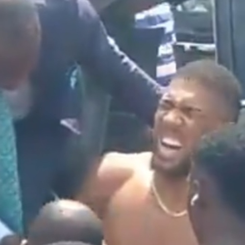 Νιγηρία: Τραυματίας σε τροχαίο ο διάσημος μποξέρ Άντονι Τζόσουα – Νεκροί δύο επιβάτες