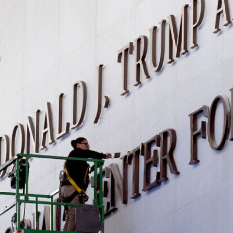 Ακυρώσεις καλλιτεχνών στο Kennedy Center μετά τη μετονομασία με το όνομα Τραμπ