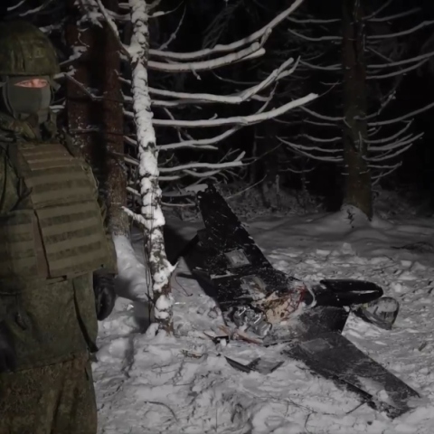 Ρώσος σταρτιωτικός δίπλα σε κατεστραμμένο drone