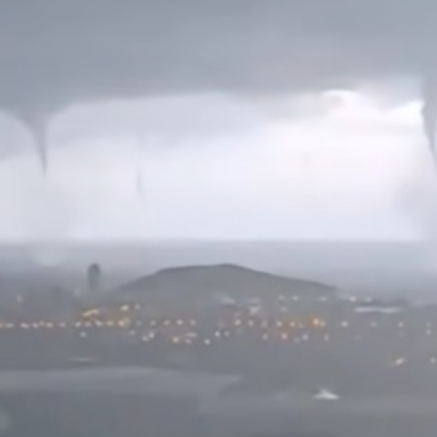 Σπάνιο φαινόμενο με τρεις υδροστρόβιλους καταγράφηκε σε βίντεο