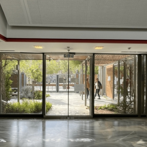 ΥΠΠΟ: Επανάχρηση δύο ακινήτων για την εξυπηρέτηση των επισκεπτών της Ακρόπολης