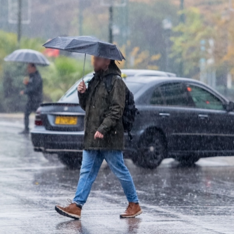 Καιρός, περαστικοι, βροχη