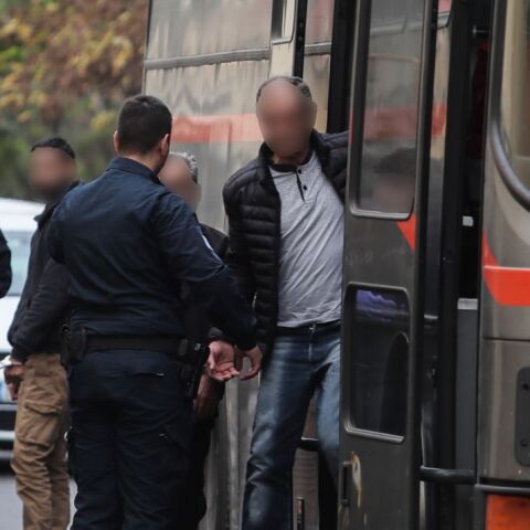 H προσαγωγή στη δίκη των δύο αστυνομικών που κατηγορούνται για κακοποίηση των παιδιών τους