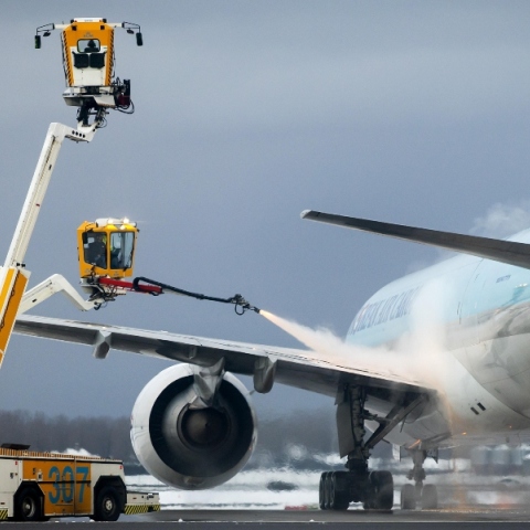 Καθαρισμός αεροσκάφους από τον πάγο στο αεροδρόμιο του Άμστερνταμ