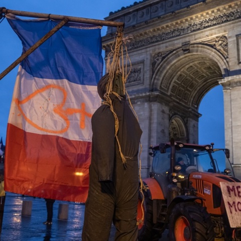 Τρακτέρ στην Αψίδα του Θριάμβου – Γάλλοι αγρότες διαμαρτύρονται στο Παρίσι για τη συμφωνία ΕΕ-Mercosur