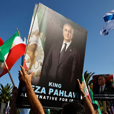 Ο εξόριστος διάδοχος επιστρέφει στο προσκήνιο: O Ρεζά Παχλαβί και το νέο πρόσωπο των διαδηλώσεων στο Ιράν