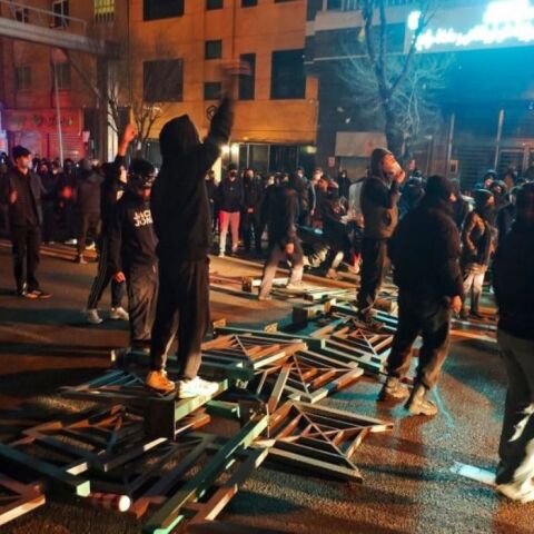 Σοκαριστικό βίντεο από το Ιράν: Δεκάδες σοροί, ανάμεσά τους και 16χρονος