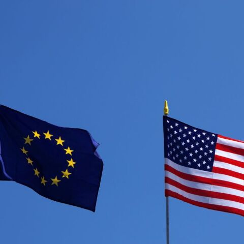 Σημαίες της Ευρωπαϊκής Ένωσης και των ΗΠΑ
