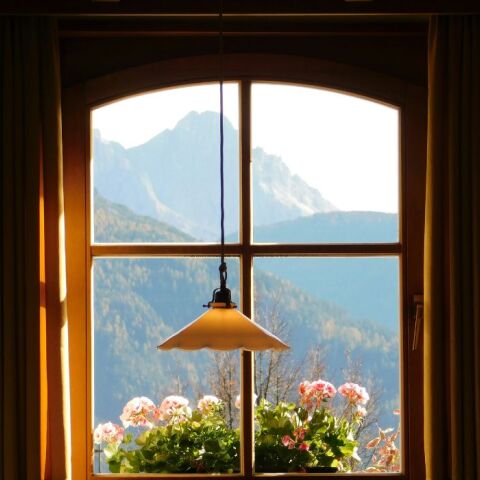 Lüften: Γιατί οι Γερμανοί ανοίγουν τα παράθυρα μέσα στον χειμώνα – και γιατί έγινε viral στις ΗΠΑ