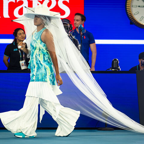 Η εντυπωσιακή είσοδος της Ναόμι Οσάκα στο Australian Open με outfit εμπνευσμένο από… μέδουσα