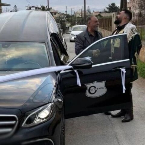 Με νεκροφόρα στον γάμο του για «να κάνει τη διαφορά»