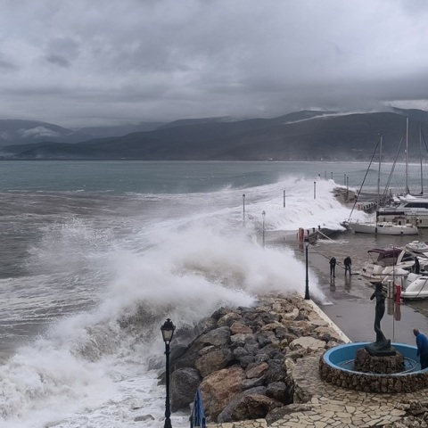 Άστρος: Η στιγμή που τεράστια κύματα παρασέρνουν τον 53χρονο λιμενικό