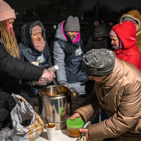 Μέλη της κοινότητας Sant’Egidio διανέμουν ζεστά γεύματα σε ηλικιωμένους και άπορους σε κατοικημένη περιοχή του Κιέβου στην Ουκρανία