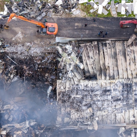 Συντρίμμια, καπνός, οδύνη | Η επόμενη ημέρα από την έκρηξη στην μπισκοτοβιομηχανία Βιολάντα 