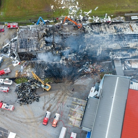 Συντρίμμια, καπνός, οδύνη | Η επόμενη ημέρα από την έκρηξη στην μπισκοτοβιομηχανία Βιολάντα 