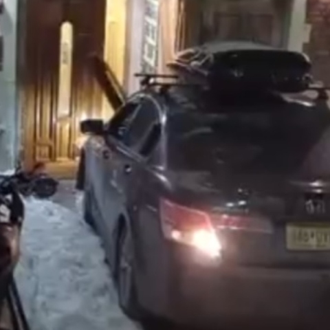 Αυτοκίνητο γκρεμίζει την είσοδο συναγωγής στη Νέα Υόρκη