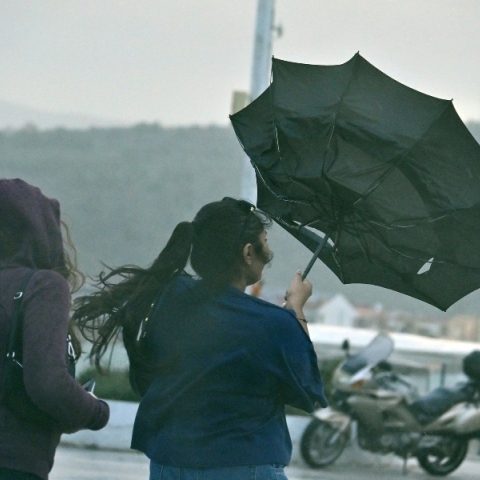 βροχη, ανεμος, περαστικοι, λιμανι