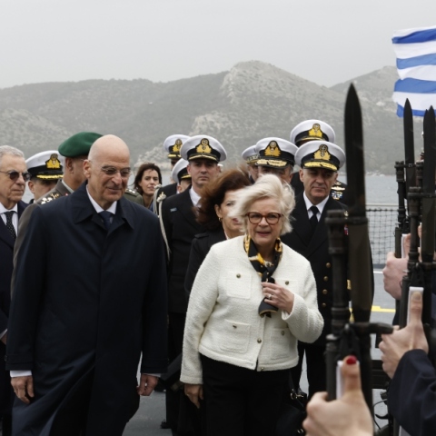 O Νίκος Δένδιας υποδέχθηκε στη φρεγάτα Κίμων τη Γαλλίδα ομόλογό του