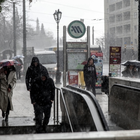 Καιρός, περαστικοι, βροχη