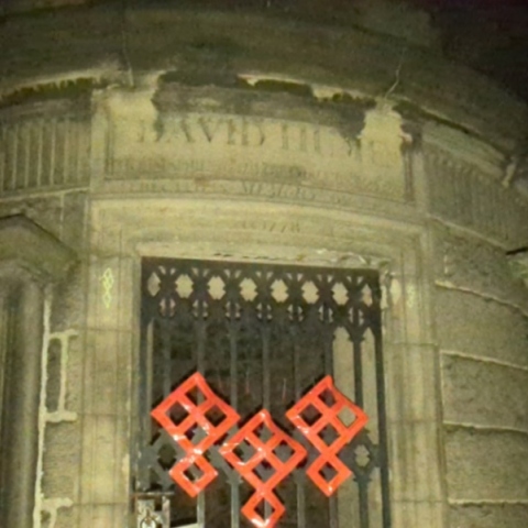 Ο τάφος του φιλοσόφου Ντέιβιντ Χιουμ στο Εδιμβούργο