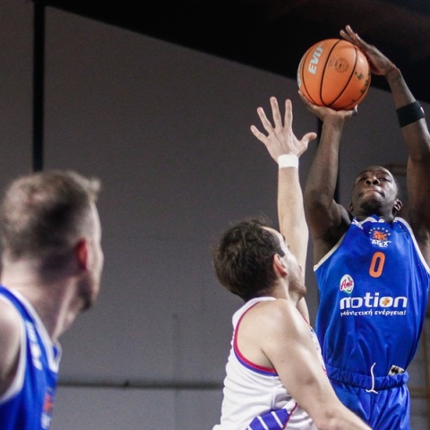 «Ακολούθησα το GPS» - Tι λέει ο μπασκετμπολίστας που συνελήφθη να οδηγεί πάνω στις γραμμές του τρένου στην Ιερά Οδό