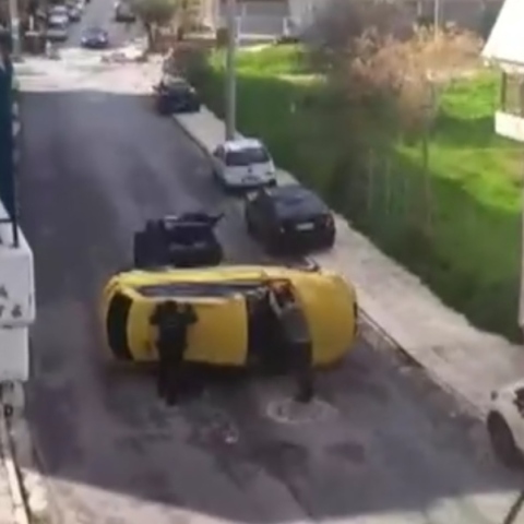 Ταξί αναποδογύρισε στο Ίλιον